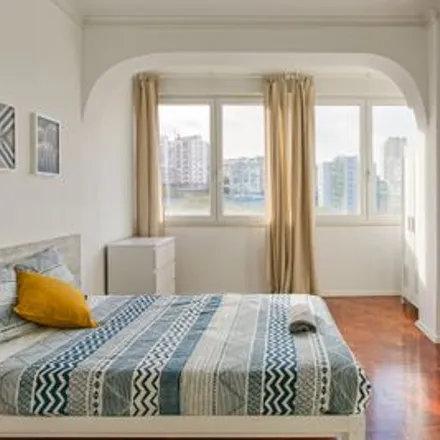 Rent this 5 bed room on Rua Casquilha
