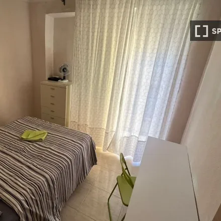 Rent this 4 bed room on Carrer del Capità Amador / Calle del Capitán Amador in 03004 Alicante, Spain