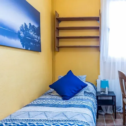 Rent this 5 bed room on Carrer de Sant Josep de Calassanç in 4, 46008 Valencia