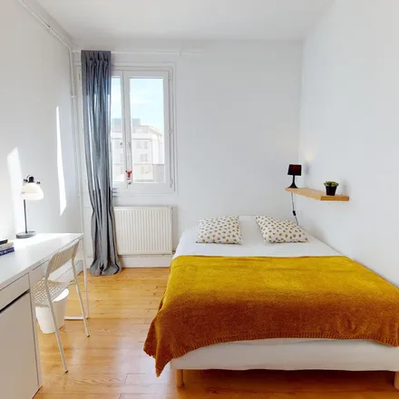 Rent this 3 bed apartment on 89 Rue Mallifaud in 38100 Grenoble, France