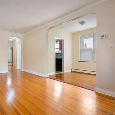 Image 5 - 2426 Woodhull Avenue, New York, NY 10469, USA - Townhouse for sale