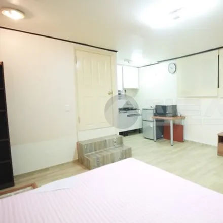 Rent this studio apartment on 서울특별시 강남구 논현동 233-14