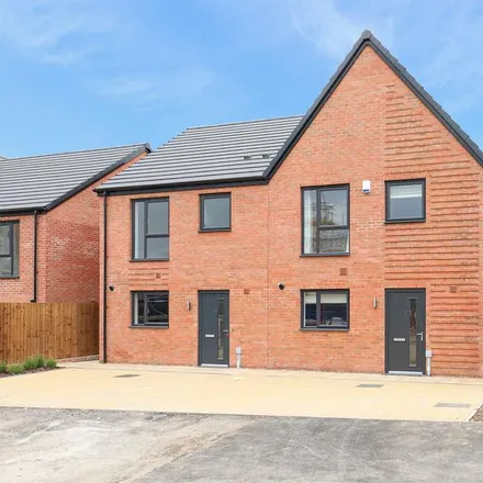 Rent this 3 bed duplex on Woodcote Way in Birdholme, S40 3FF
