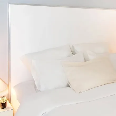 Rent this 2 bed condo on Paris