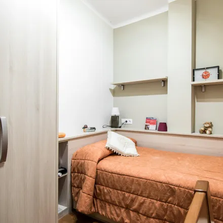 Rent this 3 bed room on Frankfurt in Carrer del Pintor Pahissa, 08001 l'Hospitalet de Llobregat
