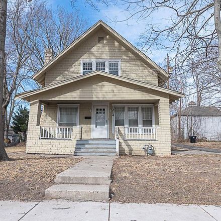 Rent this 3 bed house on 1014 Southwest 15th Street in Topeka, KS 66604