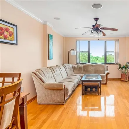 Image 4 - 230 Ocean Parkway, New York, NY 11218, USA - Condo for sale