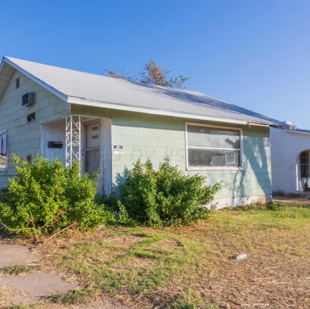 Buy this 2 bed house on 919 East Francis Avenue in Pampa, TX 79065