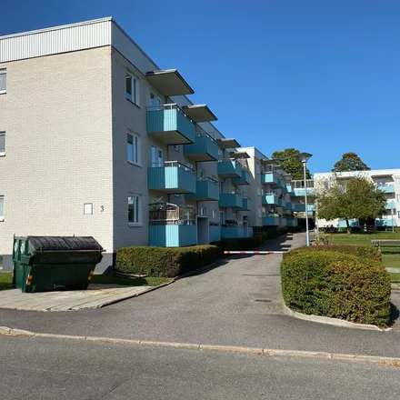 Rent this 3 bed apartment on Norra Kyrketorps kyrka in Kyrkvägen, 541 57 Skultorp
