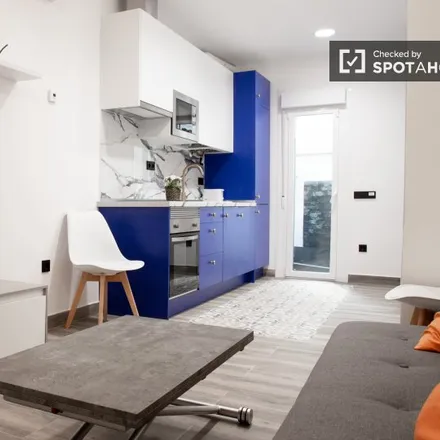 Rent this 2 bed apartment on Madrid in Calle de Méndez Álvaro, 14