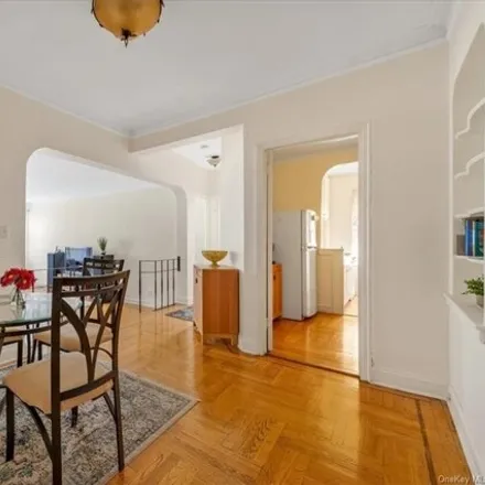 Image 2 - 601 Pelham Parkway North, New York, NY 10467, USA - Apartment for sale