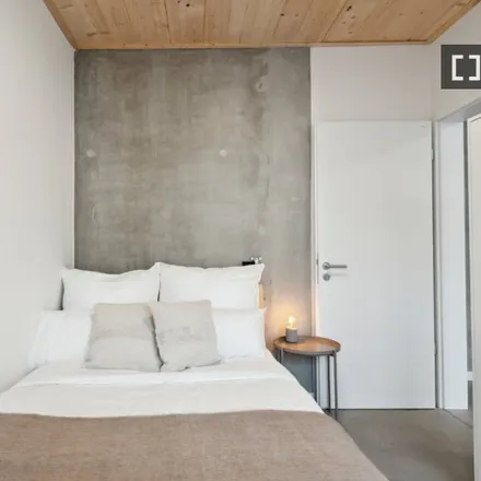 Rent this 3 bed room on Gleichrichterunterwerk Beusselstraße in Sickingenstraße, 10553 Berlin