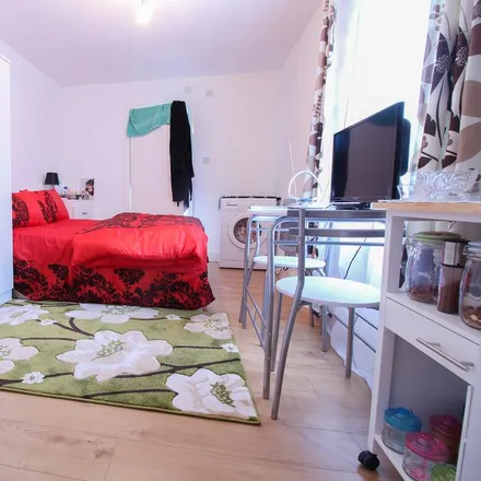 Rent this studio apartment on 187 Homerton High Street in London, E9 6AS