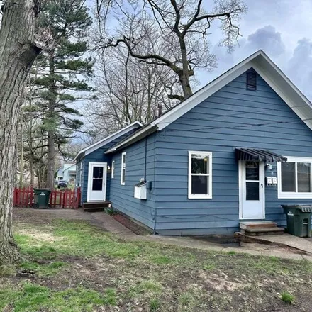 Buy this studio house on 679 West Forest Avenue in Muskegon, MI 49441