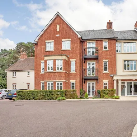 Rent this 2 bed apartment on Sycamore Road in Farnborough, GU14 6RQ