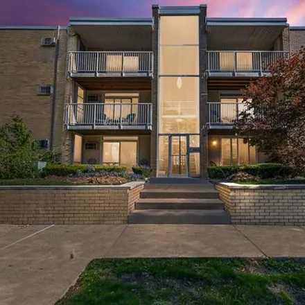 Buy this 1 bed condo on Crooks Road in Royal Oak, MI 48073