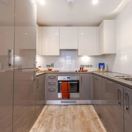 Rent this 2 bed apartment on The Oaks Shopping Centre in High Street, London