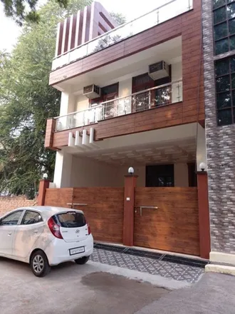 Rent this 2 bed house on Allahaband Bank in Ashok Marg, Hazratganj