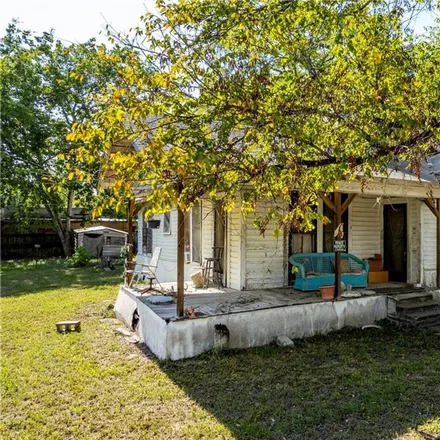 Image 2 - 1205 Saint Peter Street, Gonzales, TX 78629, USA - House for sale