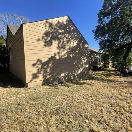 Image 3 - 300 Franklin Street, Alvord, TX 76225, USA - House for sale