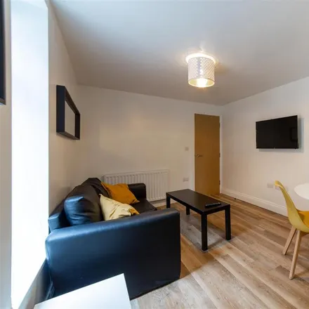 Image 4 - Jesmond Park Guest House, 74-76 Queens Road, Newcastle upon Tyne, NE2 2PR, United Kingdom - Apartment for rent