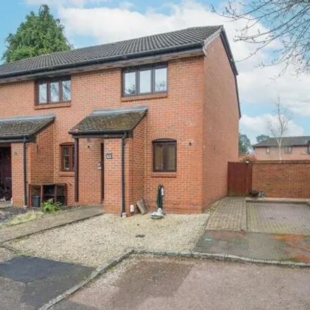 Rent this 2 bed house on Green Finch Close in Wokingham, RG45 6TW