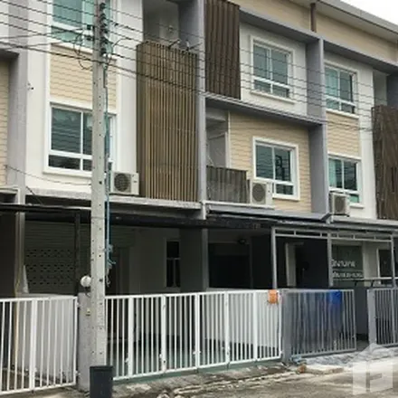 Rent this 3 bed townhouse on unnamed road in Bang Na District, Bangkok 10260