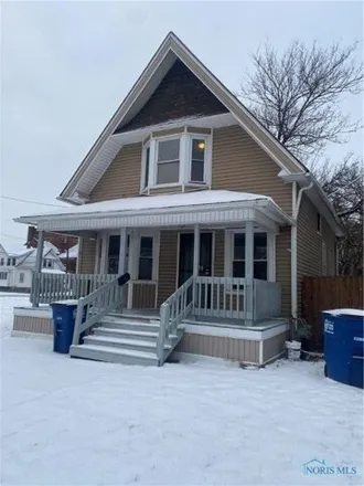 Buy this 3 bed house on 638 Nesslewood Avenue in Toledo, OH 43610