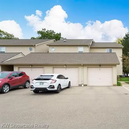 Buy this 2 bed condo on 4993 Oak Hill Drive in Waterford Township, MI 48329