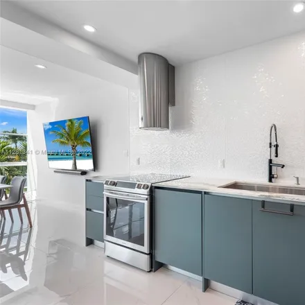 Image 5 - Crystal House Condominiums, 5055 Collins Avenue, Miami Beach, FL 33140, USA - Condo for rent