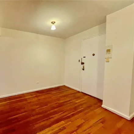 Image 4 - 2680 East 19th Street, New York, NY 11235, USA - Condo for sale