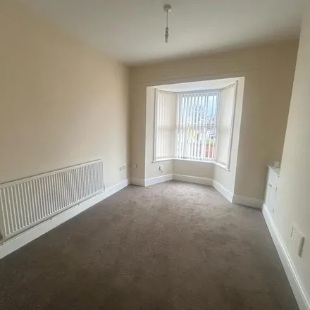 Image 2 - Chester Road, Flint, CH6 5DT, United Kingdom - Townhouse for rent