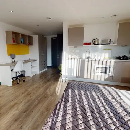 Rent this studio apartment on Redi Cash in New Street, Luton