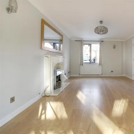 Image 5 - Lower Meadow, Cheshunt, EN8 0QU, United Kingdom - House for rent
