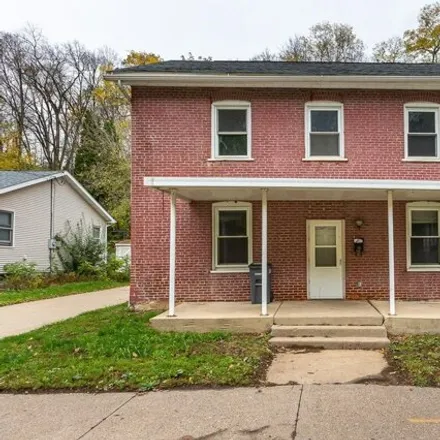 Buy this 3 bed house on 805 West Locust Street in Dubuque, IA 52001