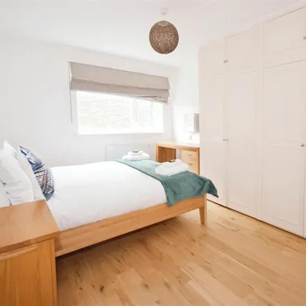 Image 5 - Savona Court, 28 The Downs, London, SW20 8HY, United Kingdom - Apartment for rent