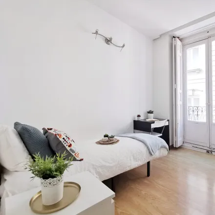 Rent this 7 bed room on Madrid in Rasputín, Calle Yeseros