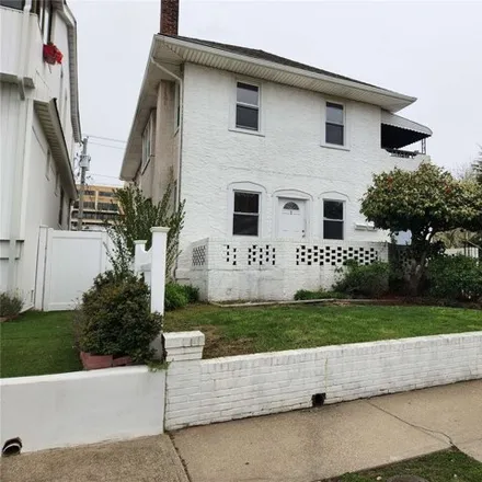 Rent this 3 bed apartment on 245 West Walnut Street in City of Long Beach, NY 11561