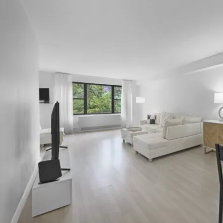 Image 3 - 301 E 62nd St Apt 3F, New York, 10065 - Apartment for sale