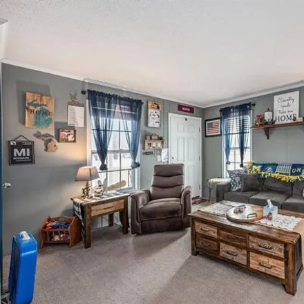 Image 4 - 16073 Charlemagne Avenue West, Clinton Charter Township, MI 48038, USA - Apartment for sale