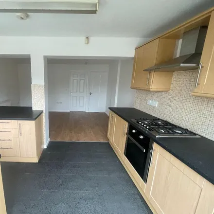 Rent this 3 bed townhouse on Roslyn Close in Smethwick, B66 3AR