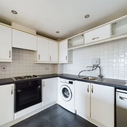 Image 8 - White Close, Slough, SL1 3TU, United Kingdom - Apartment for rent