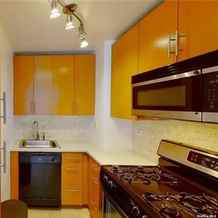 Image 7 - 37-30 73rd Street, New York, NY 11372, USA - Apartment for sale