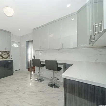 Image 5 - 71-27 172nd Street, New York, NY 11365, USA - House for sale