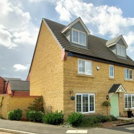 Buy this 5 bed house on 6 Eider Close in Upton, NN4 9AB