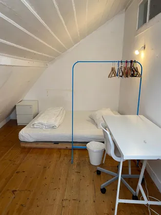Rent this 3 bed room on Convento dos Marianos in Rua das Janelas Verdes, 1200-690 Lisbon