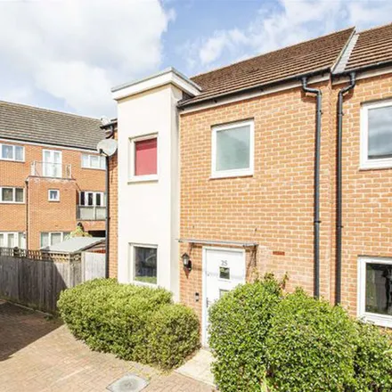 Rent this 3 bed townhouse on Eaton Hall Crescent in Monkston, MK10 7FB