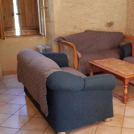 Rent this 4 bed townhouse on 46700 Puy-l'Évêque