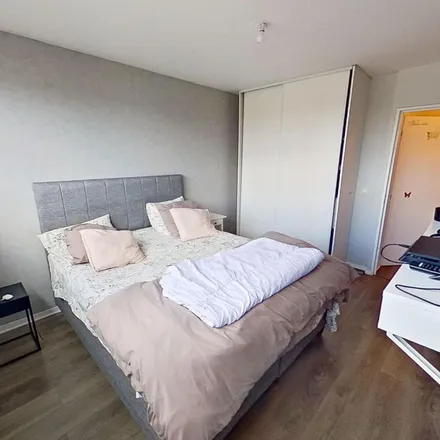 Rent this 3 bed apartment on 111 Rue de Courbevoie in 92000 Nanterre, France