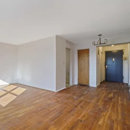 Image 2 - 151-25 88th St Unit 4m, Howard Beach, New York, 11414 - Apartment for sale